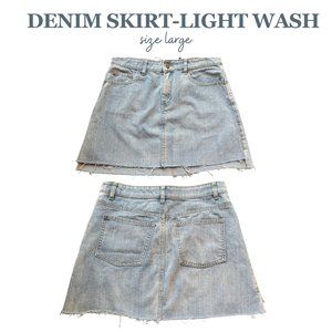 High quality, high rise denim skirt! Barely worn, but will be your new favorite!